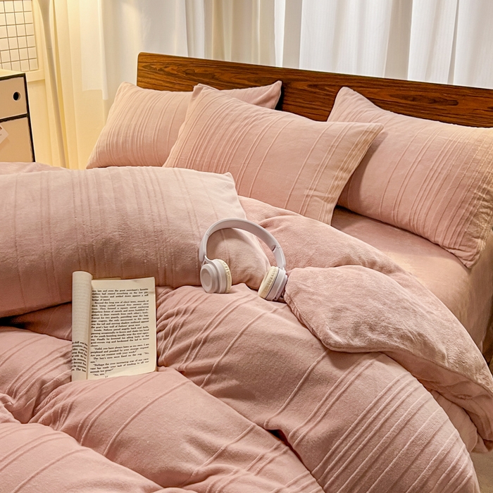 91家纺网 家纺一手货源 找家纺 沐晴家纺 2024秋冬新款雕花牛奶绒纯色简约轻奢四件套 简约条纹-豆沙