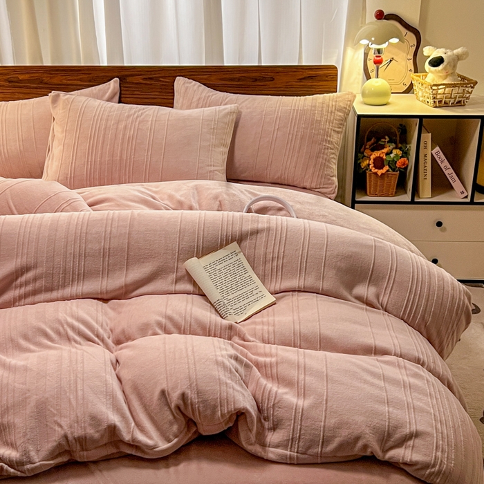 91家纺网 家纺一手货源 找家纺 沐晴家纺 2024秋冬新款雕花牛奶绒纯色简约轻奢四件套 简约条纹-豆沙