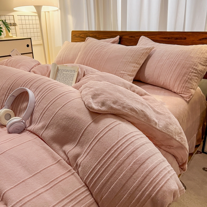 91家纺网 家纺一手货源 找家纺 沐晴家纺 2024秋冬新款雕花牛奶绒纯色简约轻奢四件套 简约条纹-豆沙