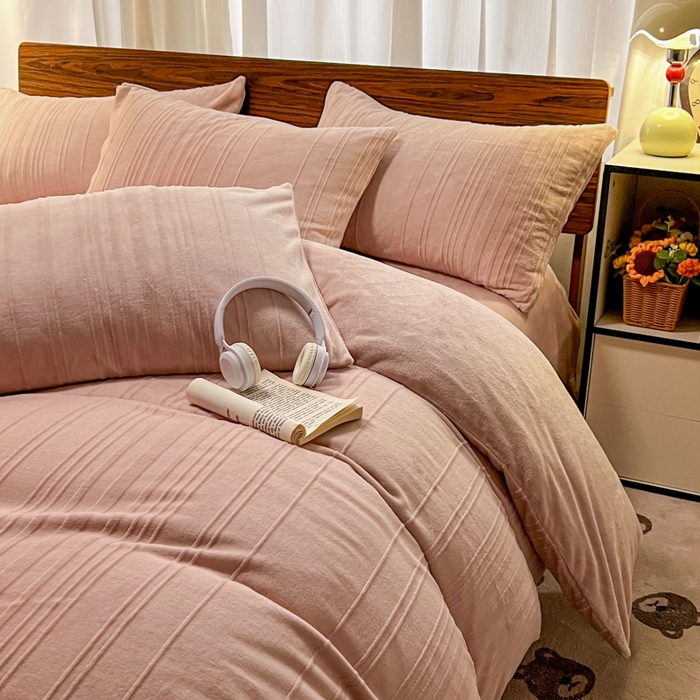 91家纺网 家纺一手货源 找家纺 沐晴家纺 2024秋冬新款雕花牛奶绒纯色简约轻奢四件套 简约条纹-豆沙