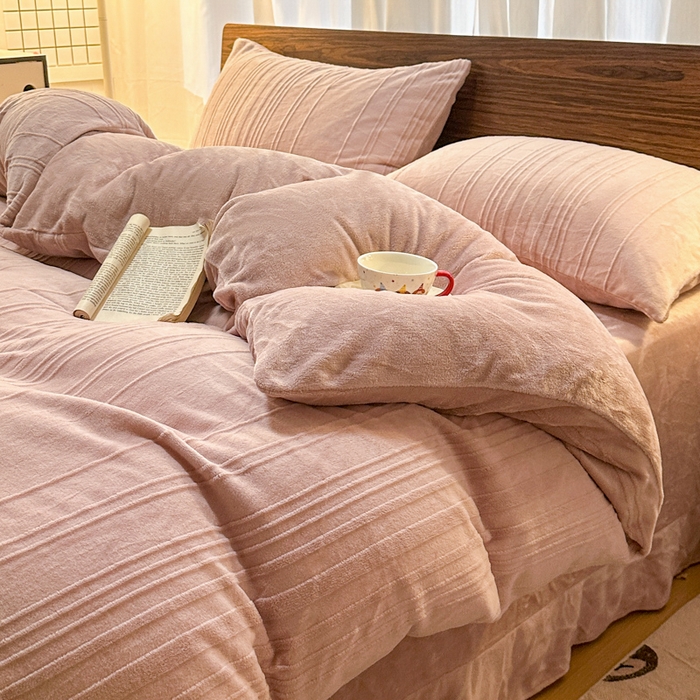 91家纺网 家纺一手货源 找家纺 沐晴家纺 2024秋冬新款雕花牛奶绒纯色简约轻奢四件套 简约条纹-豆沙