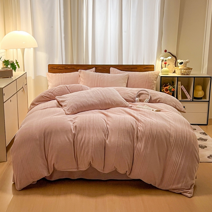 91家纺网 家纺一手货源 找家纺 沐晴家纺 2024秋冬新款雕花牛奶绒纯色简约轻奢四件套 简约条纹-豆沙