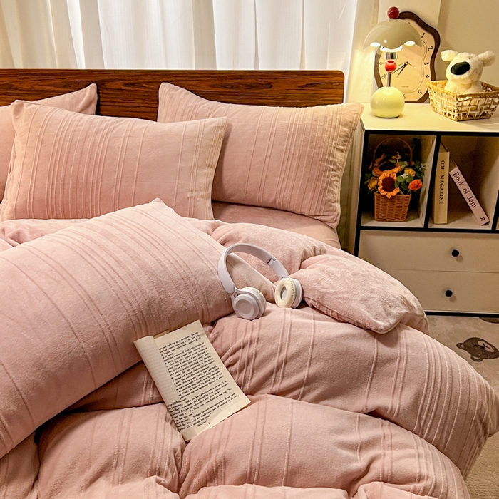 91家纺网 家纺一手货源 找家纺 沐晴家纺 2024秋冬新款雕花牛奶绒纯色简约轻奢四件套 简约条纹-豆沙