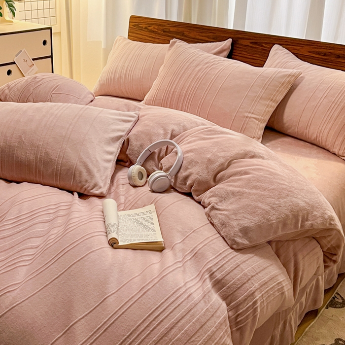 91家纺网 家纺一手货源 找家纺 沐晴家纺 2024秋冬新款雕花牛奶绒纯色简约轻奢四件套 简约条纹-豆沙