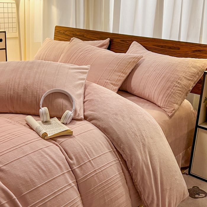 91家纺网 家纺一手货源 找家纺 沐晴家纺 2024秋冬新款雕花牛奶绒纯色简约轻奢四件套 简约条纹-豆沙