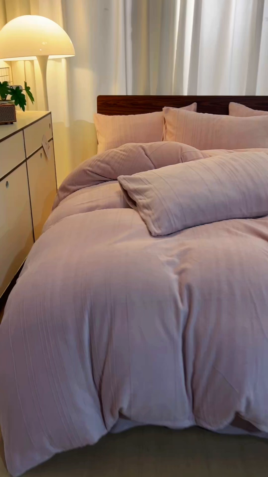 91家纺网 家纺一手货源 找家纺 沐晴家纺 2024秋冬新款雕花牛奶绒纯色简约轻奢四件套 简约条纹-豆沙