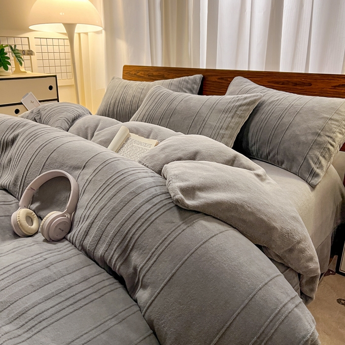 91家纺网 家纺一手货源 找家纺 沐晴家纺 2024秋冬新款雕花牛奶绒纯色简约轻奢四件套 简约条纹-高级灰