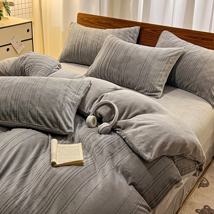 91家纺网 家纺一手货源 找家纺 沐晴家纺 2024秋冬新款雕花牛奶绒纯色简约轻奢四件套 简约条纹-高级灰