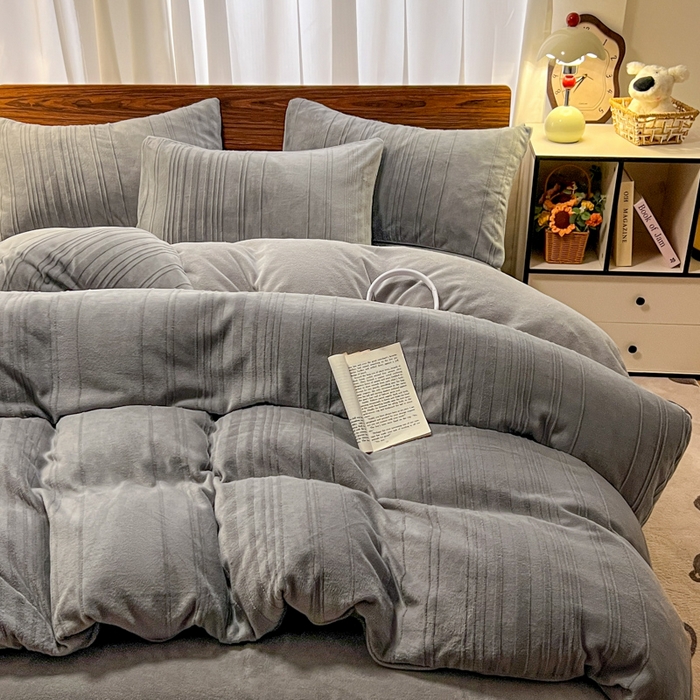 91家纺网 家纺一手货源 找家纺 沐晴家纺 2024秋冬新款雕花牛奶绒纯色简约轻奢四件套 简约条纹-高级灰