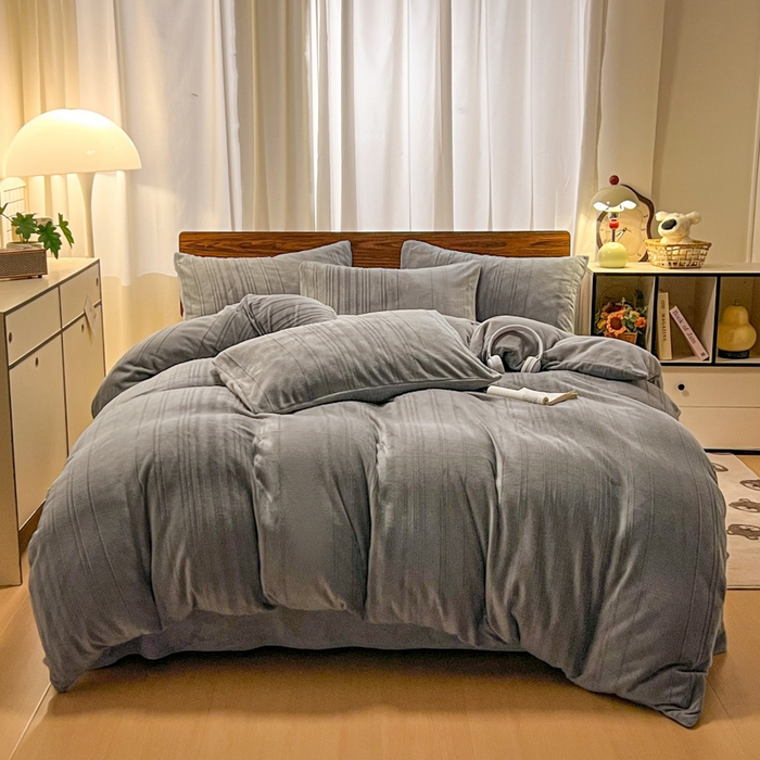 91家纺网 家纺一手货源 找家纺 沐晴家纺 2024秋冬新款雕花牛奶绒纯色简约轻奢四件套 简约条纹-高级灰