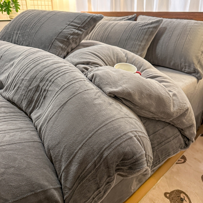 91家纺网 家纺一手货源 找家纺 沐晴家纺 2024秋冬新款雕花牛奶绒纯色简约轻奢四件套 简约条纹-高级灰