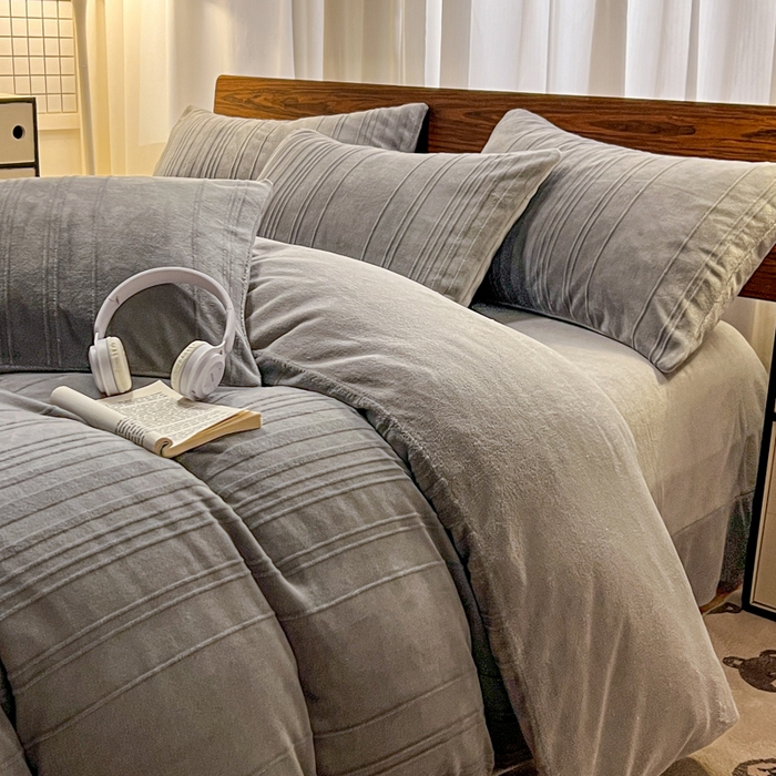 91家纺网 家纺一手货源 找家纺 沐晴家纺 2024秋冬新款雕花牛奶绒纯色简约轻奢四件套 简约条纹-高级灰