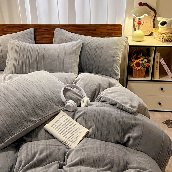 91家纺网 家纺一手货源 找家纺 沐晴家纺 2024秋冬新款雕花牛奶绒纯色简约轻奢四件套 简约条纹-高级灰