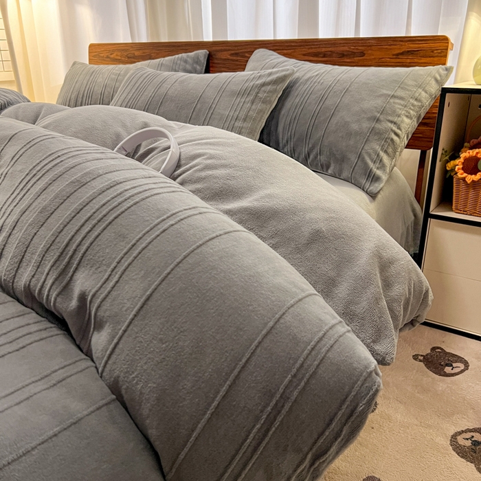 91家纺网 家纺一手货源 找家纺 沐晴家纺 2024秋冬新款雕花牛奶绒纯色简约轻奢四件套 简约条纹-高级灰