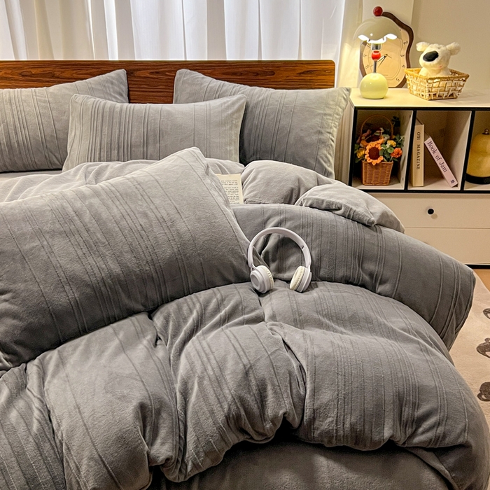 91家纺网 家纺一手货源 找家纺 沐晴家纺 2024秋冬新款雕花牛奶绒纯色简约轻奢四件套 简约条纹-高级灰