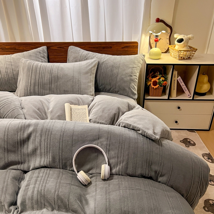 91家纺网 家纺一手货源 找家纺 沐晴家纺 2024秋冬新款雕花牛奶绒纯色简约轻奢四件套 简约条纹-高级灰