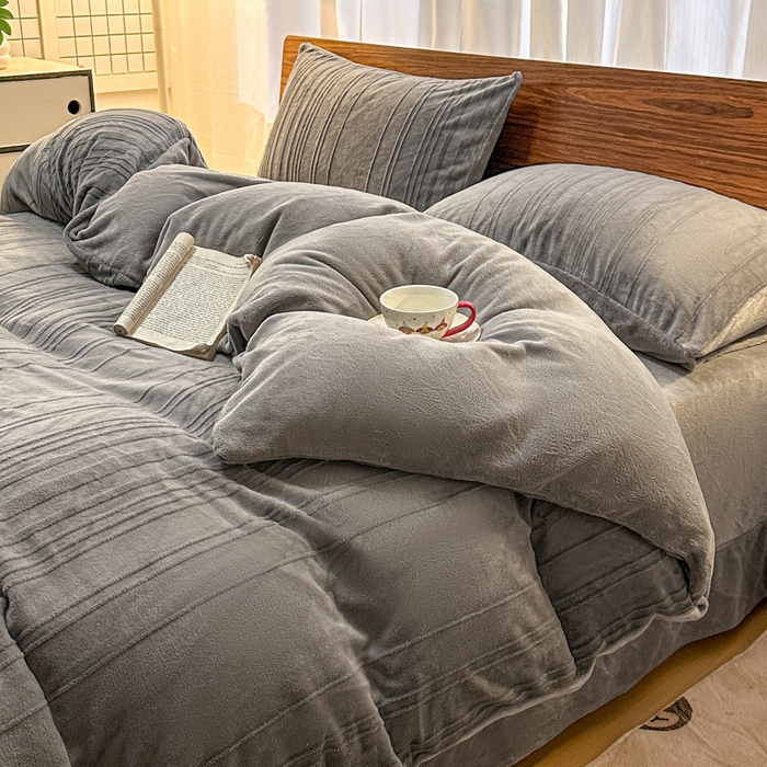 91家纺网 家纺一手货源 找家纺 沐晴家纺 2024秋冬新款雕花牛奶绒纯色简约轻奢四件套 简约条纹-高级灰