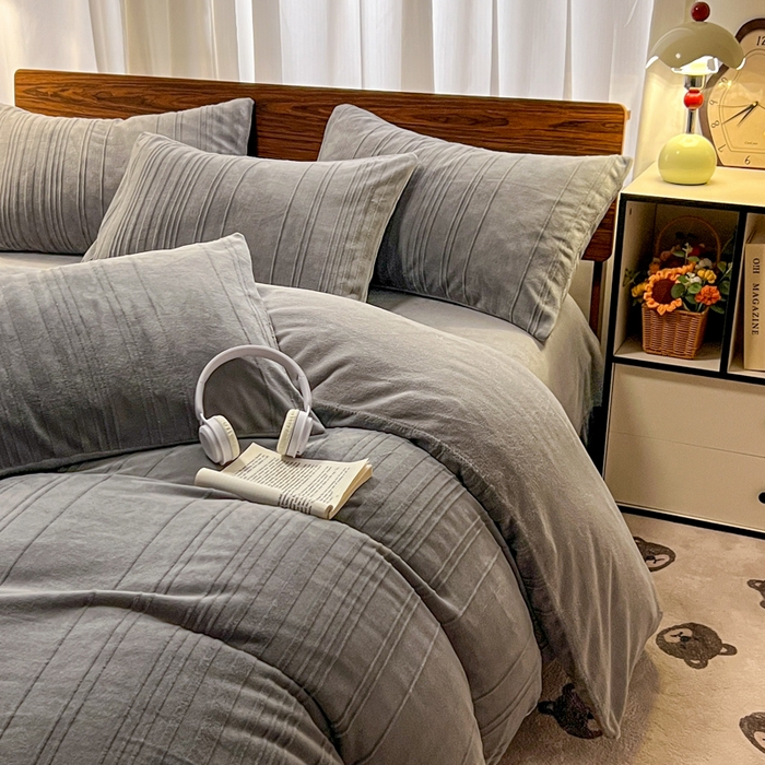 91家纺网 家纺一手货源 找家纺 沐晴家纺 2024秋冬新款雕花牛奶绒纯色简约轻奢四件套 简约条纹-高级灰