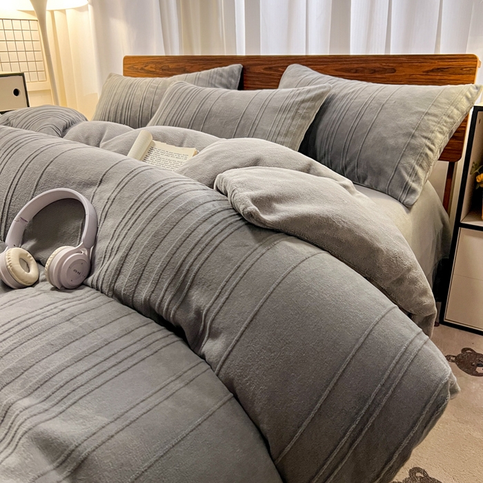 91家纺网 家纺一手货源 找家纺 沐晴家纺 2024秋冬新款雕花牛奶绒纯色简约轻奢四件套 简约条纹-高级灰