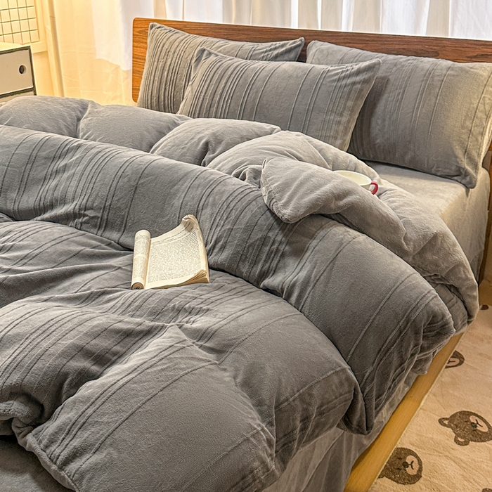 91家纺网 家纺一手货源 找家纺 沐晴家纺 2024秋冬新款雕花牛奶绒纯色简约轻奢四件套 简约条纹-高级灰