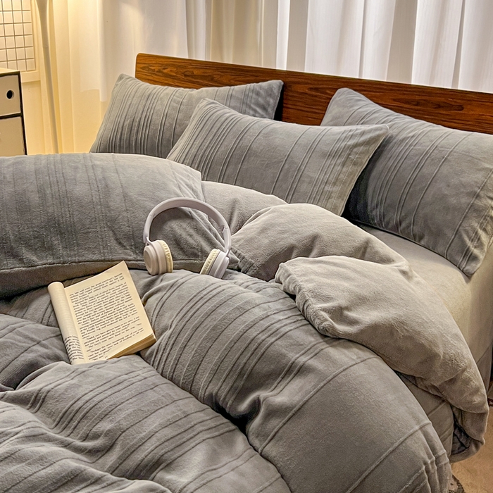 91家纺网 家纺一手货源 找家纺 沐晴家纺 2024秋冬新款雕花牛奶绒纯色简约轻奢四件套 简约条纹-高级灰