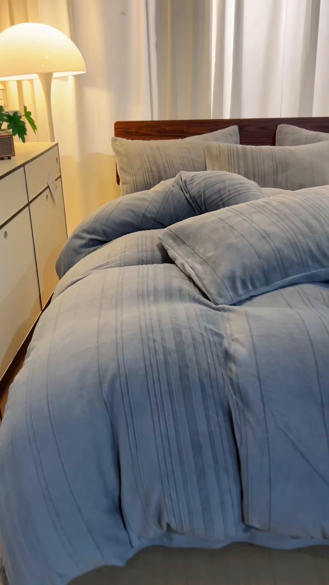 91家纺网 家纺一手货源 找家纺 沐晴家纺 2024秋冬新款雕花牛奶绒纯色简约轻奢四件套 简约条纹-高级灰