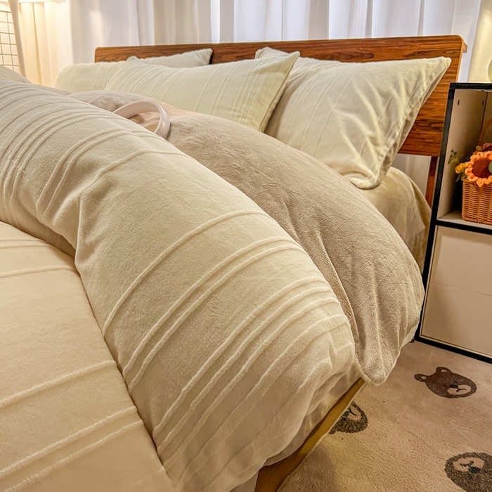 91家纺网 家纺一手货源 找家纺 沐晴家纺 2024秋冬新款雕花牛奶绒纯色简约轻奢四件套 简约条纹-奶白