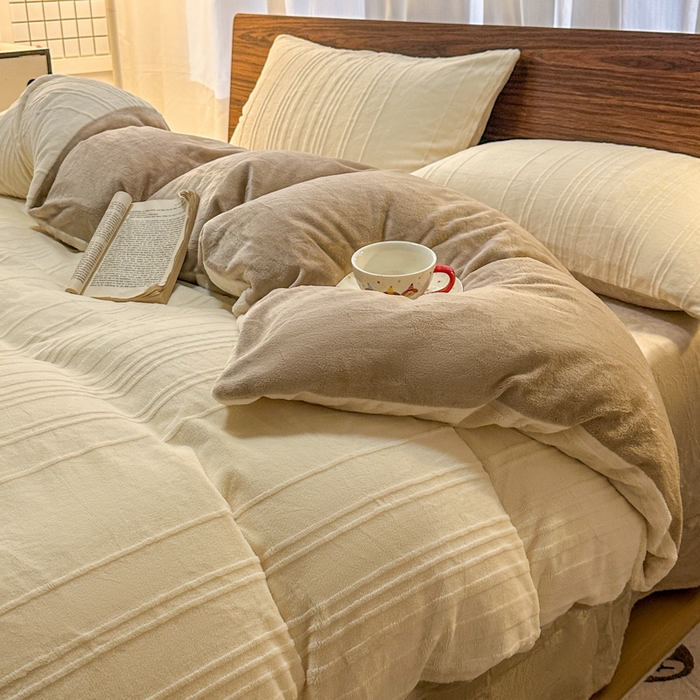 91家纺网 家纺一手货源 找家纺 沐晴家纺 2024秋冬新款雕花牛奶绒纯色简约轻奢四件套 简约条纹-奶白