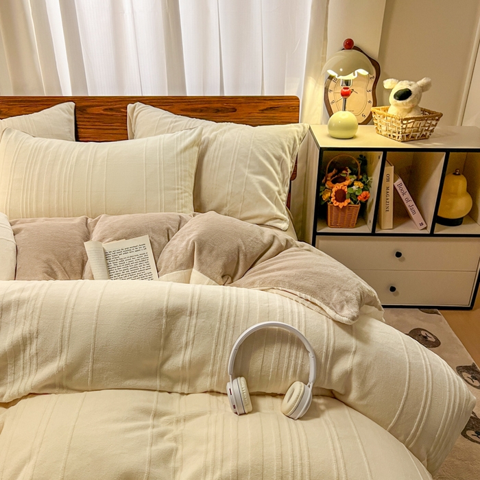 91家纺网 家纺一手货源 找家纺 沐晴家纺 2024秋冬新款雕花牛奶绒纯色简约轻奢四件套 简约条纹-奶白