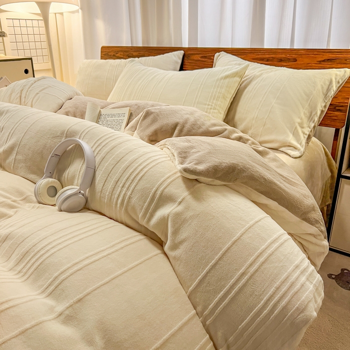 91家纺网 家纺一手货源 找家纺 沐晴家纺 2024秋冬新款雕花牛奶绒纯色简约轻奢四件套 简约条纹-奶白