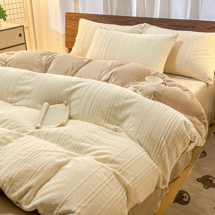 91家纺网 家纺一手货源 找家纺 沐晴家纺 2024秋冬新款雕花牛奶绒纯色简约轻奢四件套 简约条纹-奶白