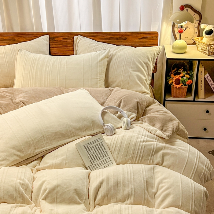 91家纺网 家纺一手货源 找家纺 沐晴家纺 2024秋冬新款雕花牛奶绒纯色简约轻奢四件套 简约条纹-奶白