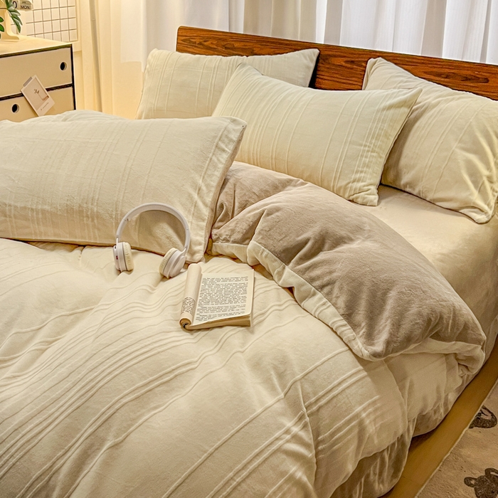 91家纺网 家纺一手货源 找家纺 沐晴家纺 2024秋冬新款雕花牛奶绒纯色简约轻奢四件套 简约条纹-奶白