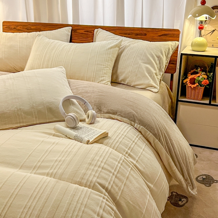 91家纺网 家纺一手货源 找家纺 沐晴家纺 2024秋冬新款雕花牛奶绒纯色简约轻奢四件套 简约条纹-奶白