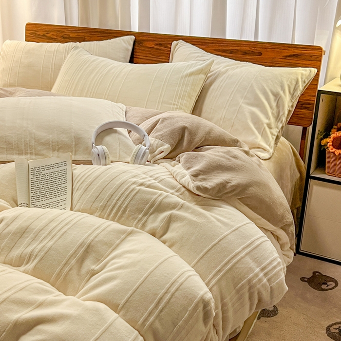 91家纺网 家纺一手货源 找家纺 沐晴家纺 2024秋冬新款雕花牛奶绒纯色简约轻奢四件套 简约条纹-奶白