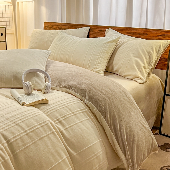 91家纺网 家纺一手货源 找家纺 沐晴家纺 2024秋冬新款雕花牛奶绒纯色简约轻奢四件套 简约条纹-奶白