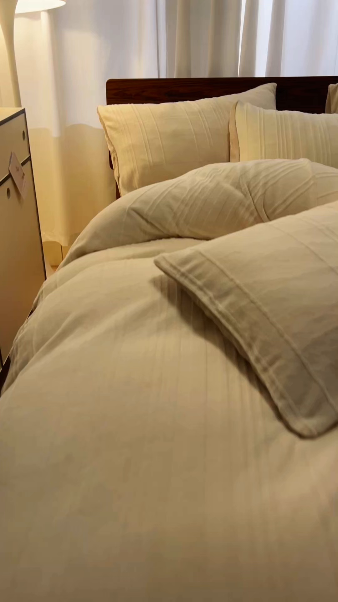 91家纺网 家纺一手货源 找家纺 沐晴家纺 2024秋冬新款雕花牛奶绒纯色简约轻奢四件套 简约条纹-奶白