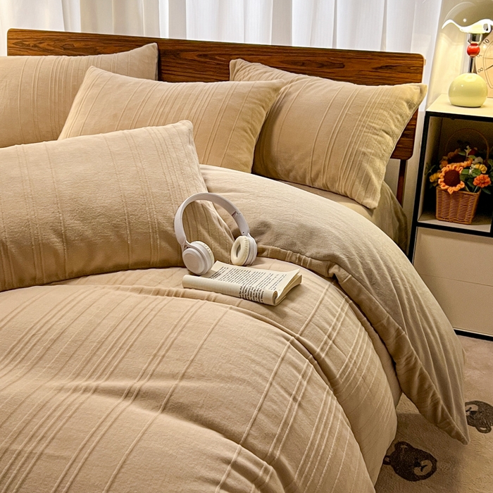 91家纺网 家纺一手货源 找家纺 沐晴家纺 2024秋冬新款雕花牛奶绒纯色简约轻奢四件套 简约条纹-奶咖