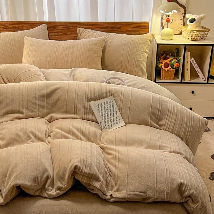 91家纺网 家纺一手货源 找家纺 沐晴家纺 2024秋冬新款雕花牛奶绒纯色简约轻奢四件套 简约条纹-奶咖