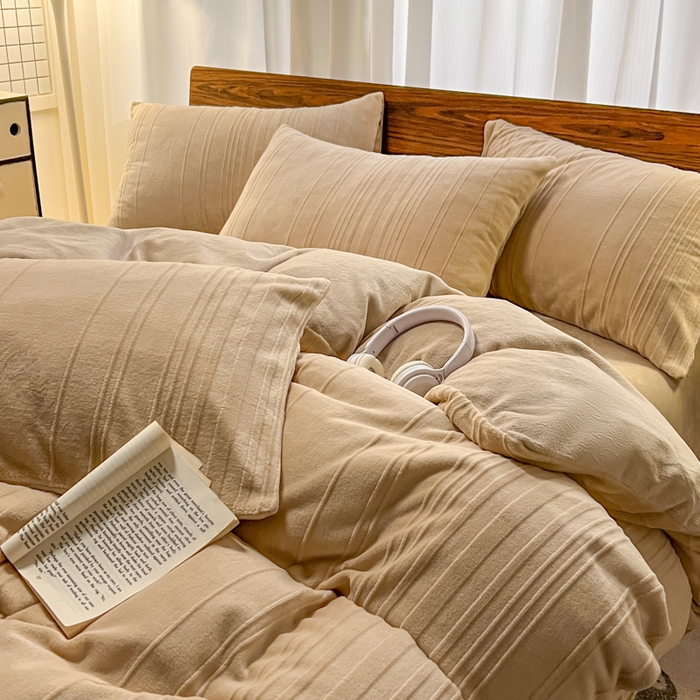 91家纺网 家纺一手货源 找家纺 沐晴家纺 2024秋冬新款雕花牛奶绒纯色简约轻奢四件套 简约条纹-奶咖