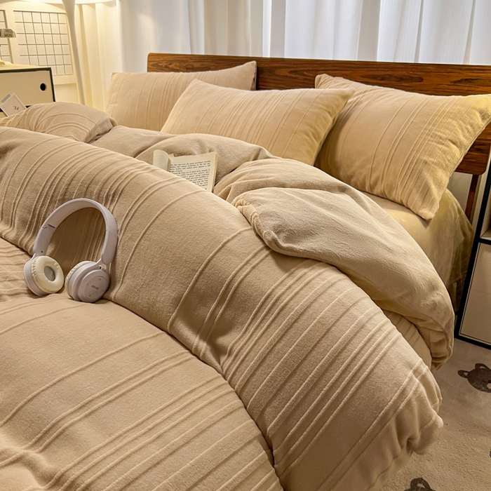 91家纺网 家纺一手货源 找家纺 沐晴家纺 2024秋冬新款雕花牛奶绒纯色简约轻奢四件套 简约条纹-奶咖