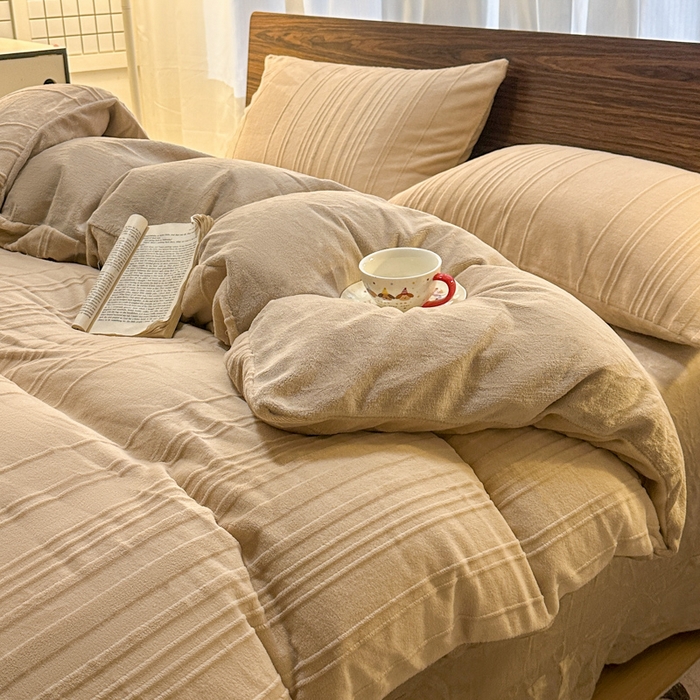 91家纺网 家纺一手货源 找家纺 沐晴家纺 2024秋冬新款雕花牛奶绒纯色简约轻奢四件套 简约条纹-奶咖