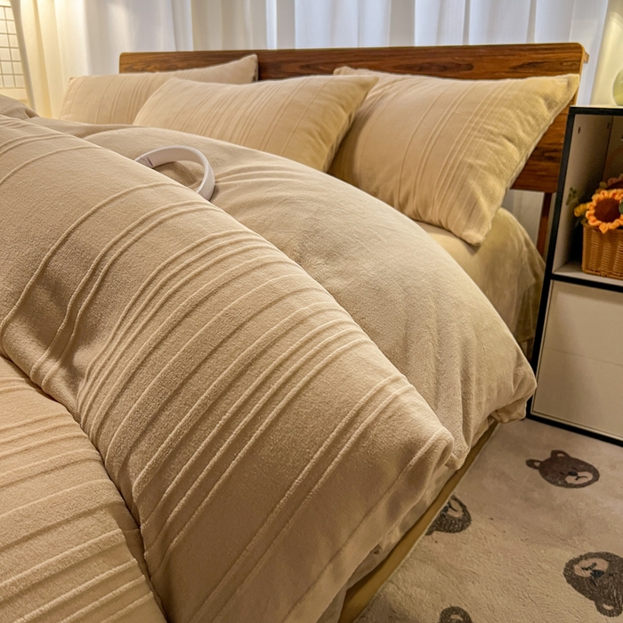 91家纺网 家纺一手货源 找家纺 沐晴家纺 2024秋冬新款雕花牛奶绒纯色简约轻奢四件套 简约条纹-奶咖