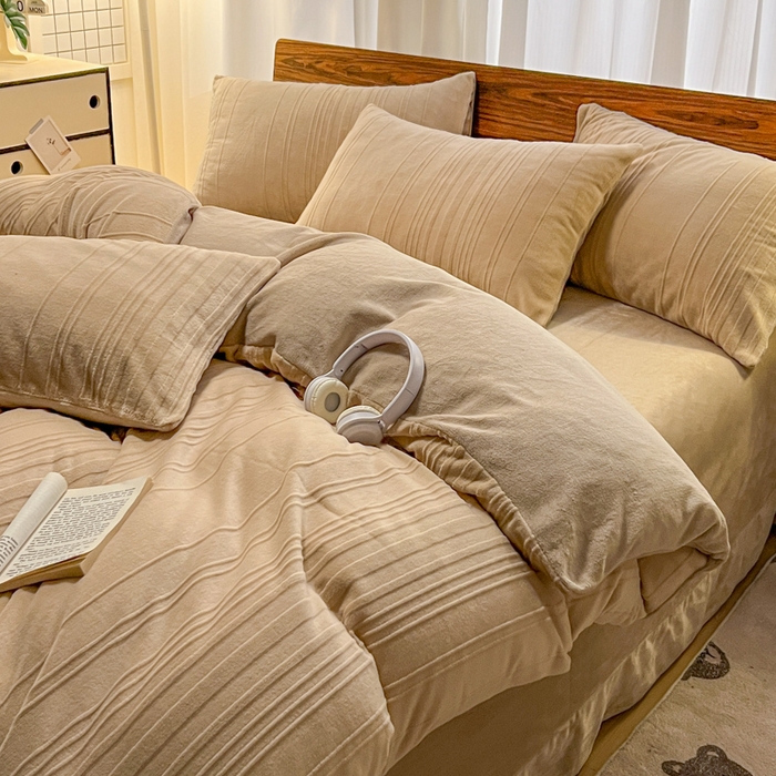 91家纺网 家纺一手货源 找家纺 沐晴家纺 2024秋冬新款雕花牛奶绒纯色简约轻奢四件套 简约条纹-奶咖