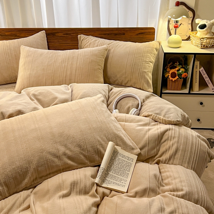 91家纺网 家纺一手货源 找家纺 沐晴家纺 2024秋冬新款雕花牛奶绒纯色简约轻奢四件套 简约条纹-奶咖