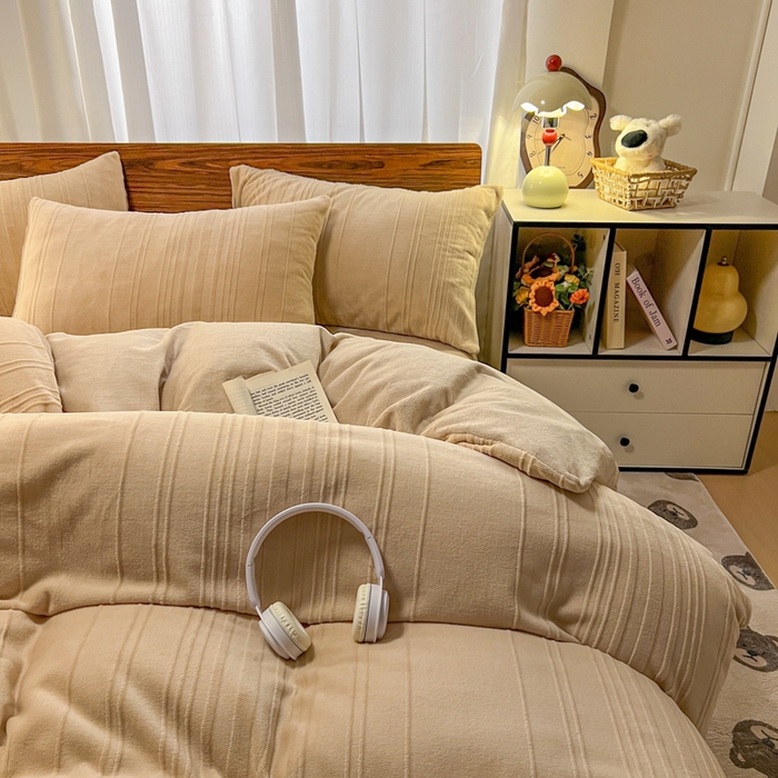 91家纺网 家纺一手货源 找家纺 沐晴家纺 2024秋冬新款雕花牛奶绒纯色简约轻奢四件套 简约条纹-奶咖