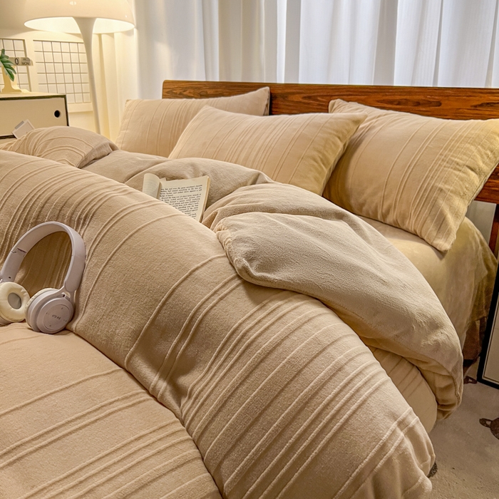 91家纺网 家纺一手货源 找家纺 沐晴家纺 2024秋冬新款雕花牛奶绒纯色简约轻奢四件套 简约条纹-奶咖