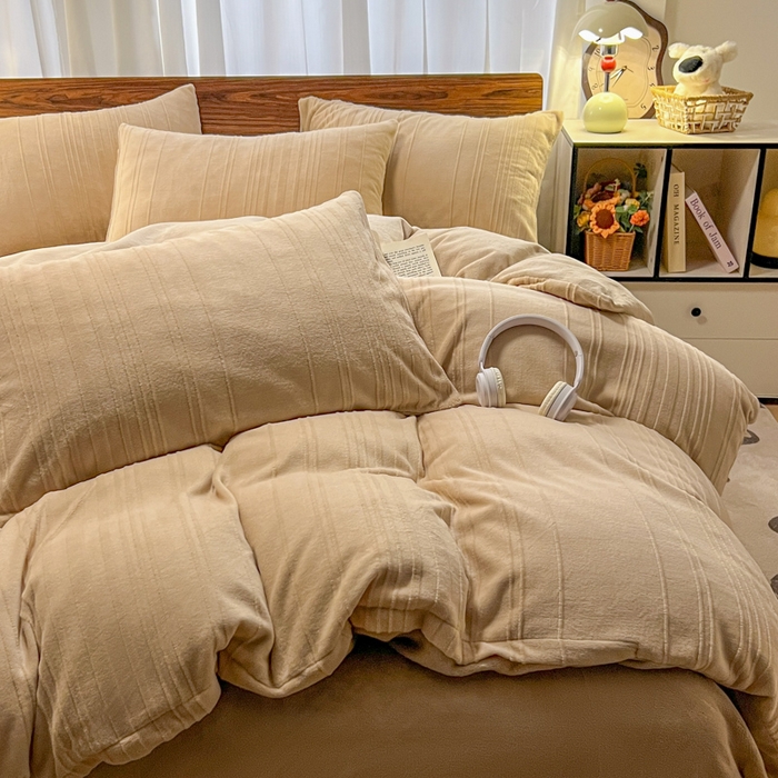 91家纺网 家纺一手货源 找家纺 沐晴家纺 2024秋冬新款雕花牛奶绒纯色简约轻奢四件套 简约条纹-奶咖