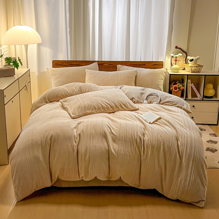 91家纺网 家纺一手货源 找家纺 沐晴家纺 2024秋冬新款雕花牛奶绒纯色简约轻奢四件套 简约条纹-奶咖