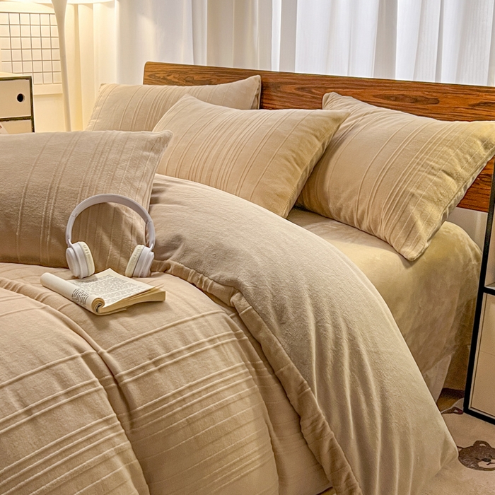 91家纺网 家纺一手货源 找家纺 沐晴家纺 2024秋冬新款雕花牛奶绒纯色简约轻奢四件套 简约条纹-奶咖